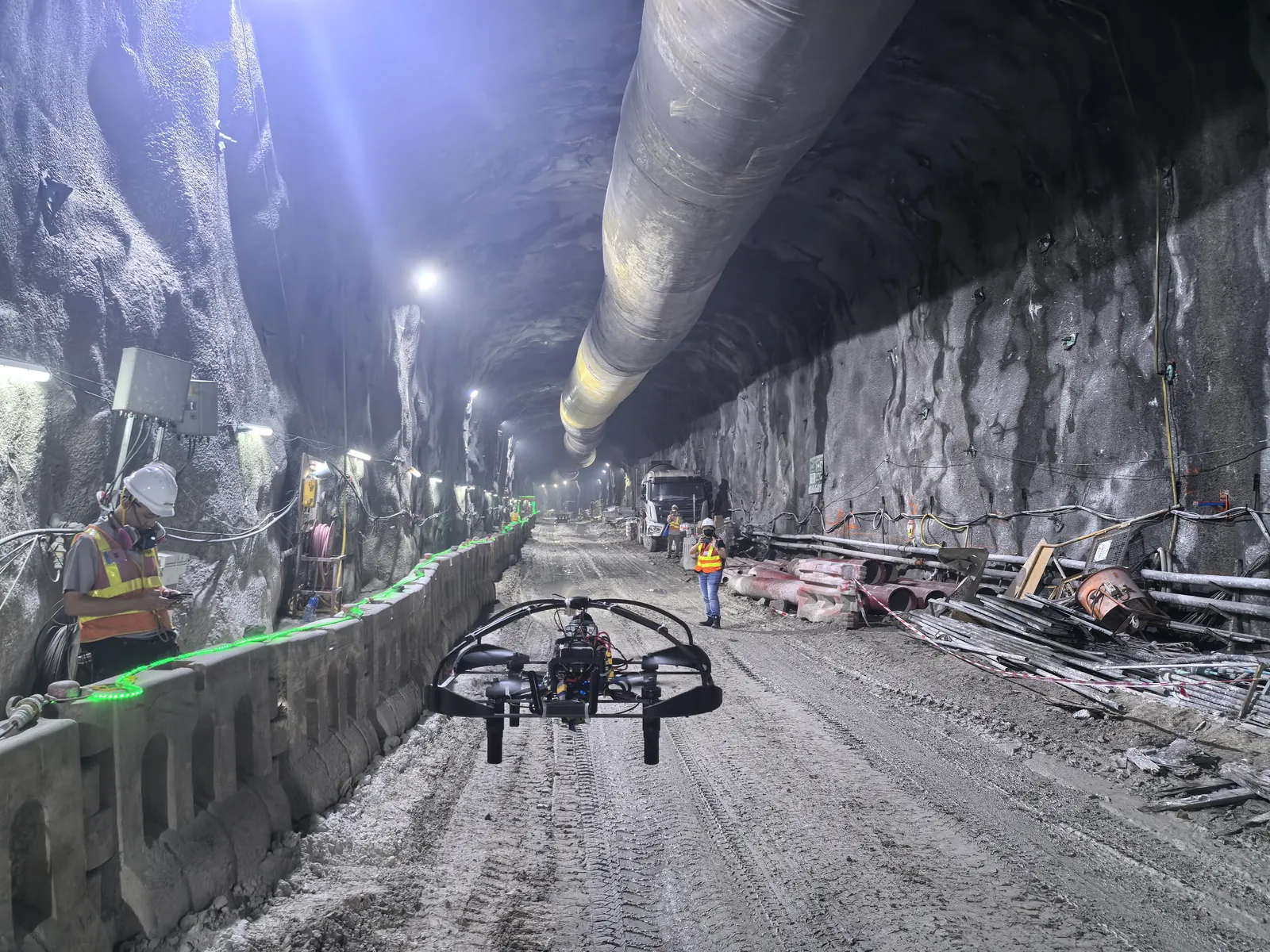 自主巡检无人机在大型施工山洞中飞行